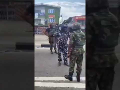 Gallant Nigerian AirForce giving instructions to Police who were sporadically shooting a crowd